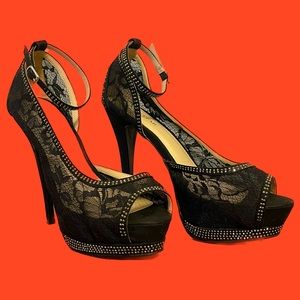 Justfab
Size:9
Black lace peep toe stilettos with rhinestone details
6” heels